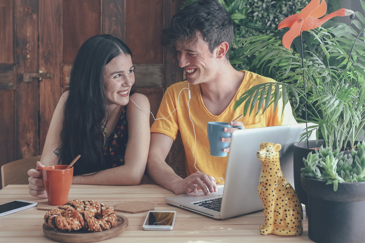 Tak budują relacje Zetki. Młode pokolenie stawia na 1 rzecz / Getty Images, Westend61