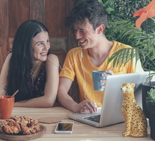 Tak budują relacje Zetki. Młode pokolenie stawia na 1 rzecz / Getty Images, Westend61