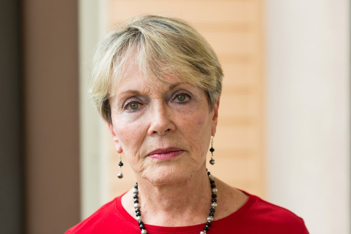 kobieta patrzy prosto w obiektyw aparatu