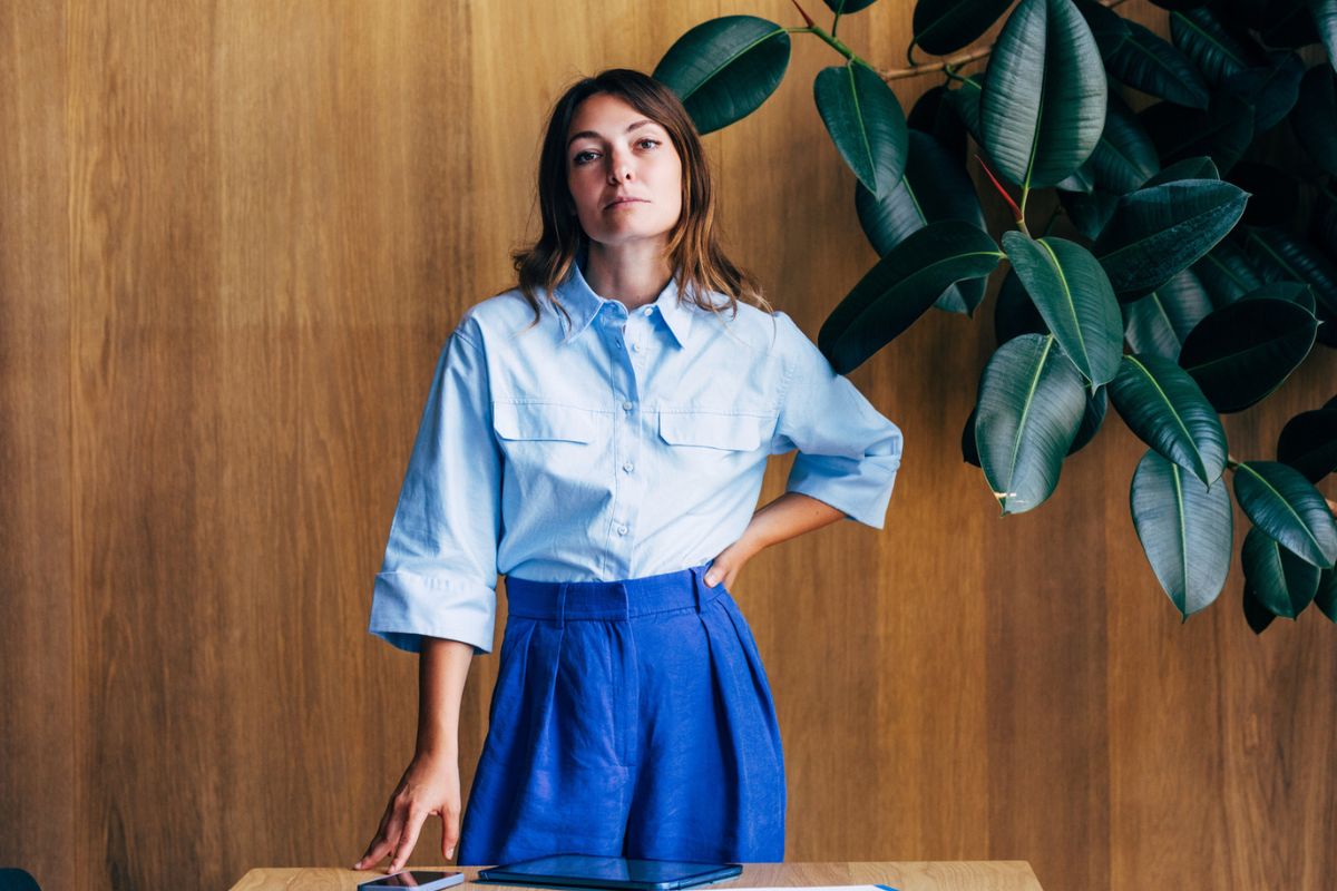 pewna siebie kobieta patrzy prosto w obiektyw aparatu