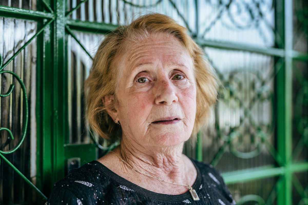 kobieta 70+ zamyślona i poważna