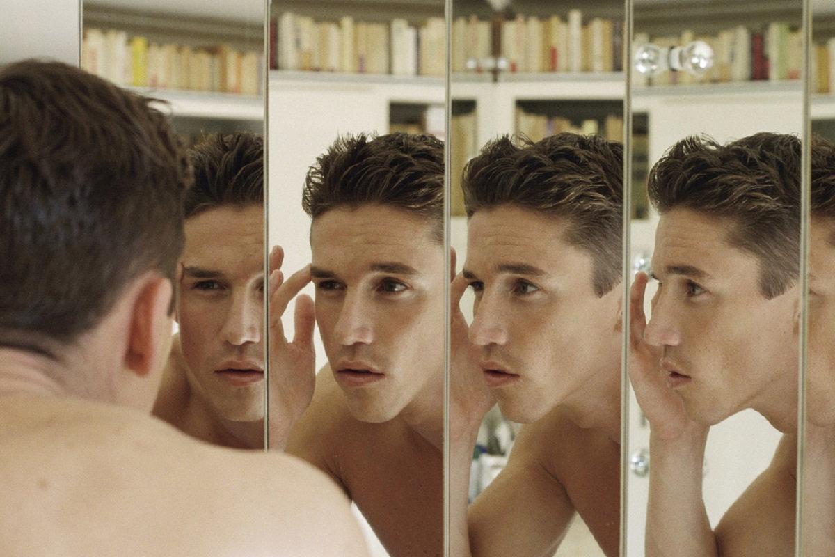 Tak mówi ukryty narcyz. Te 3 wypowiedzi to mocne czerwone flagi / Getty Images, Vera Atchou