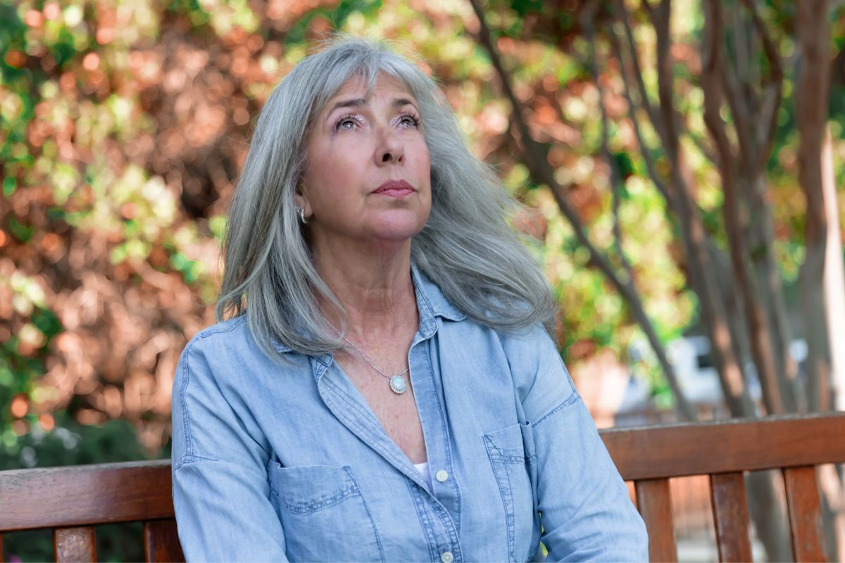 kobieta 60+ zamyślona i smutna