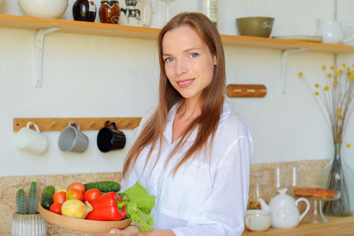 kobieta z warzywami
