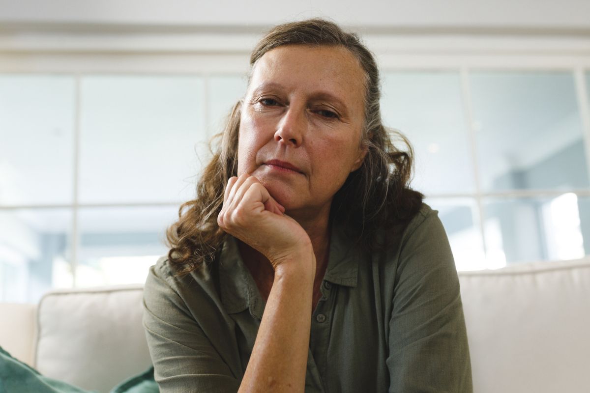 kobieta zamyślona i smutna