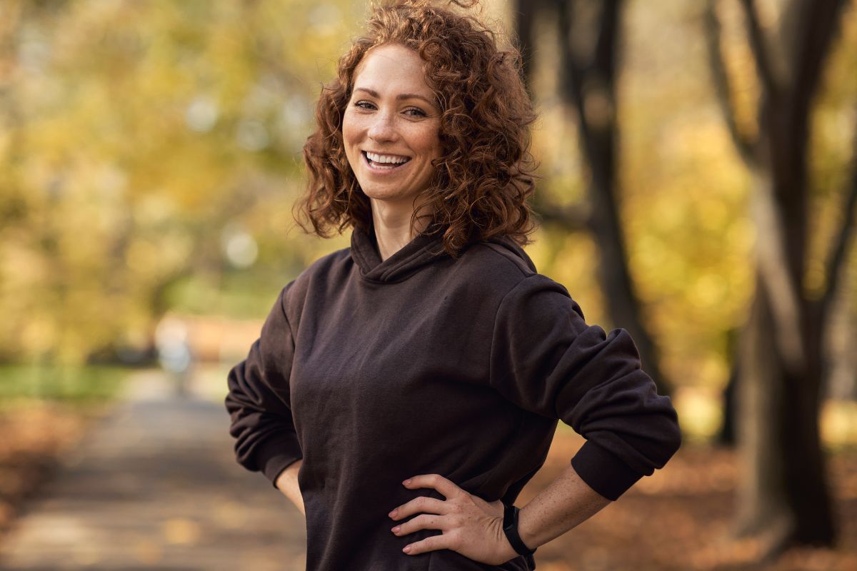 Uśmiechnięta kobieta jesienią
