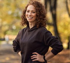Uśmiechnięta kobieta jesienią