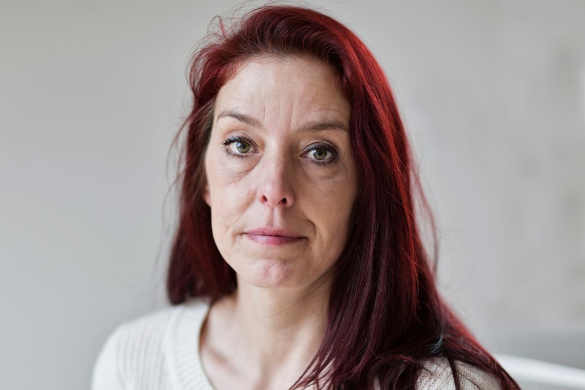 kobieta patrzy prosto w obiektyw aparatu