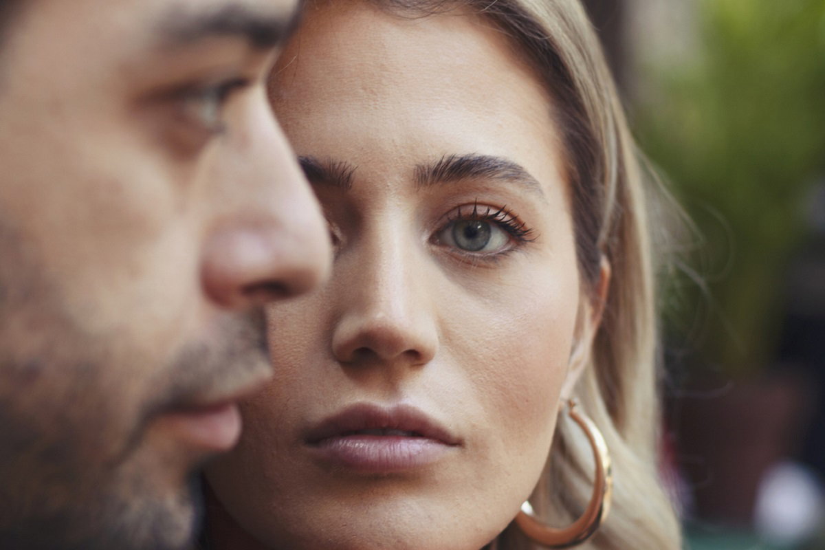 Zamiast słuchać, patrz. Oto 3 niezawodne sposoby na rozpoznanie kłamstwa / Getty Images, Husam Cakaloglu