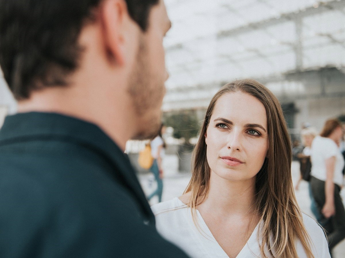 po czym poznać, że partner kłamie