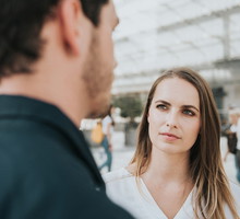 po czym poznać, że partner kłamie