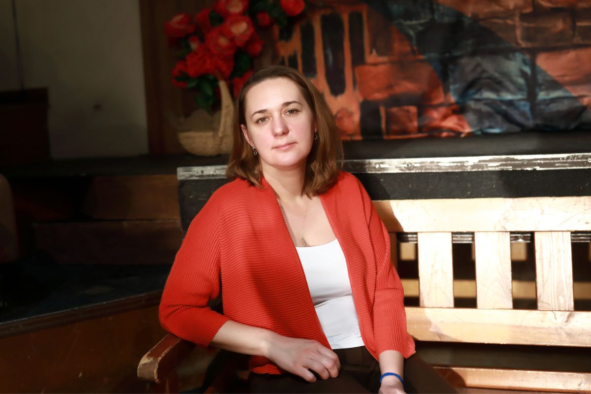 kobieta patrzy prosto w obiektyw aparatu