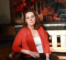 kobieta patrzy prosto w obiektyw aparatu