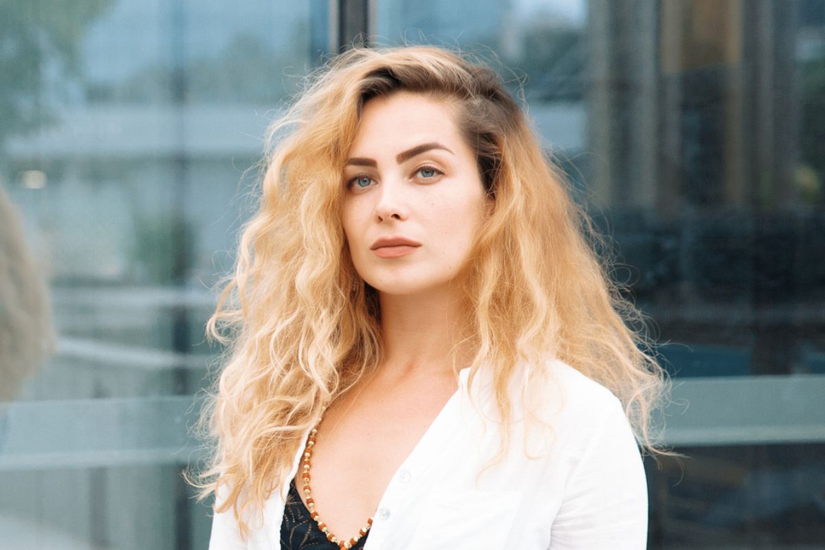 kobieta na tle budynku