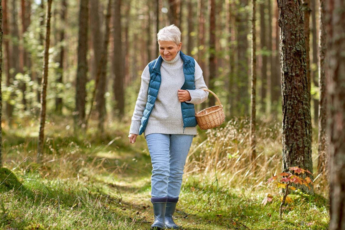 starsza pani na grzybach