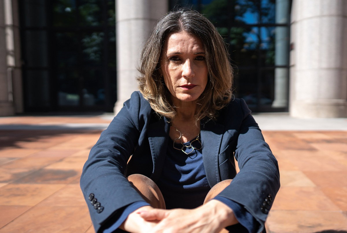 kobieta w wieku 45 plus siedzi z założonymi rękami smutna na schodach