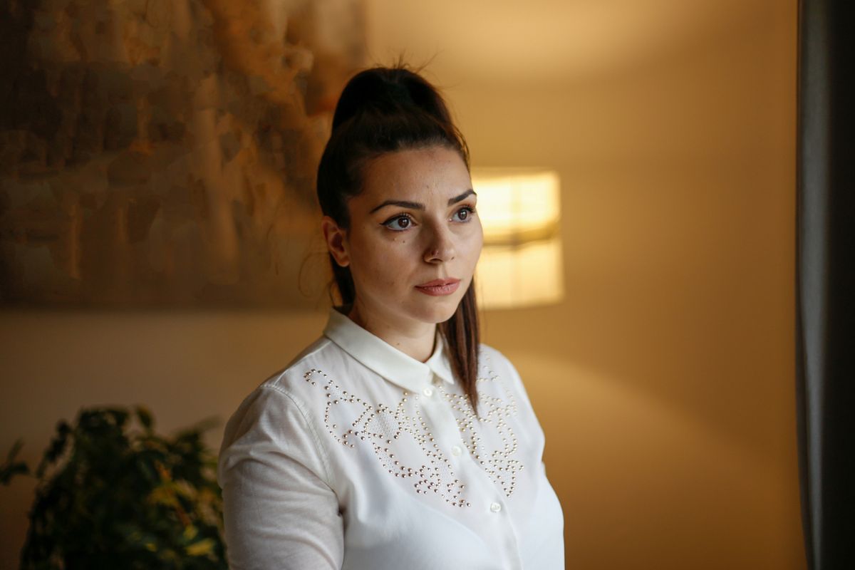 kobieta zamyślona i smutna