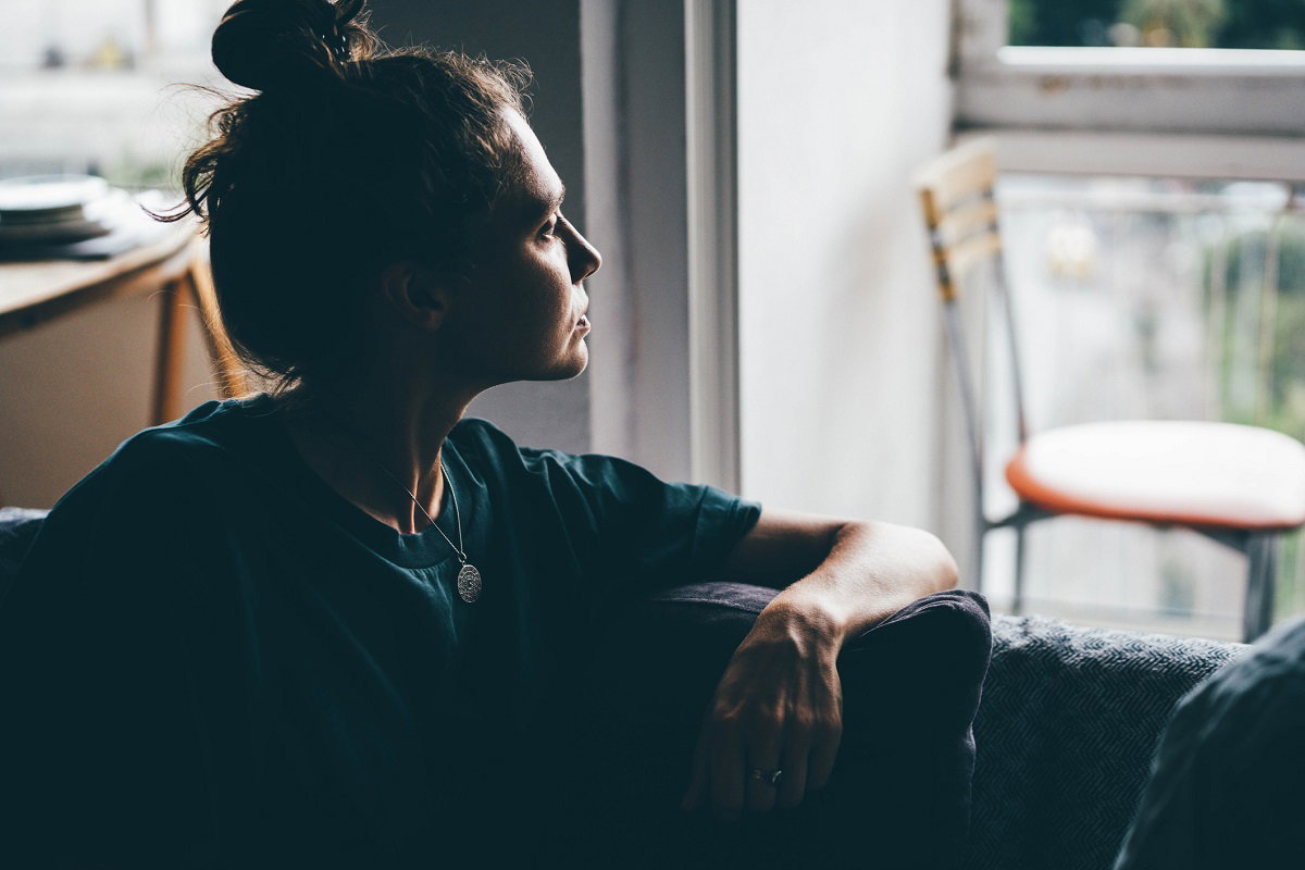 Zwykła obojętność czy functional freeze? Te 3 zachowania to sygnały alarmowe / Getty Images, Maria Korneeva