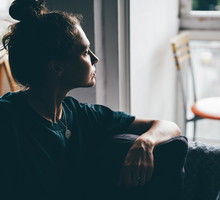 Zwykła obojętność czy functional freeze? Te 3 zachowania to sygnały alarmowe / Getty Images, Maria Korneeva