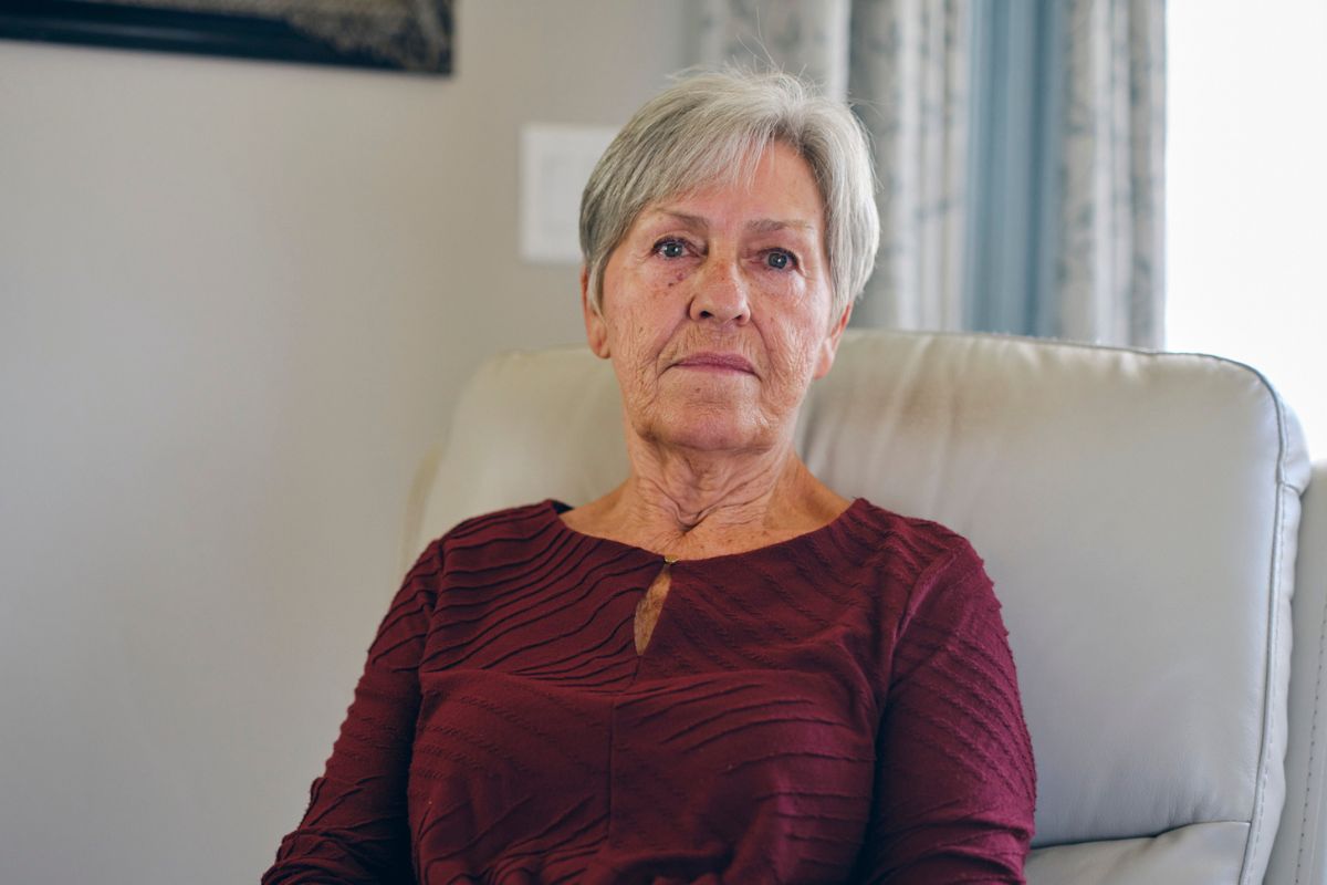 kobieta zamyślona i poważna