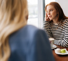 Przyjaźń na kredyt, czyli „friendflation”. Popularny problem, który dotyka Zetki / Getty Images, dikushin