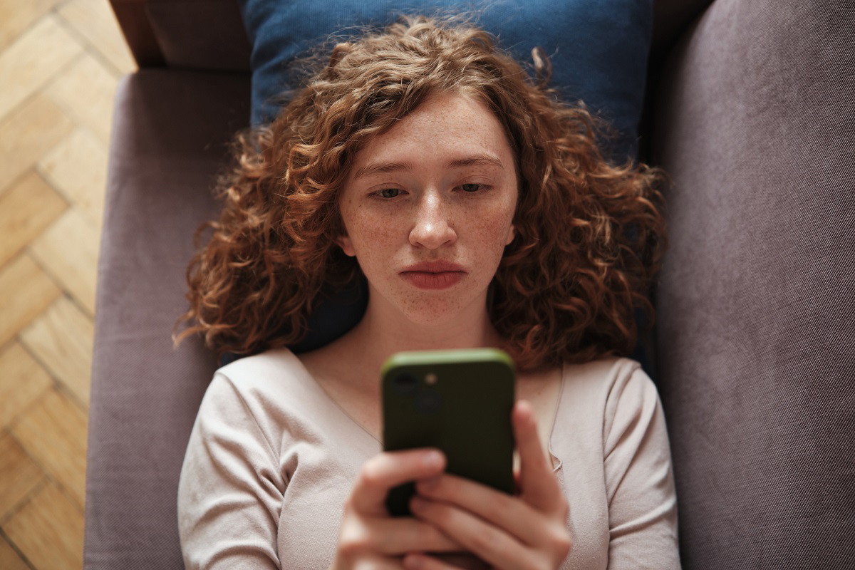 „Appstynencja” w 3 prostych krokrach. Jak oderwać się od telefonu i zacząć żyć offline? / Getty Images, MementoJpeg