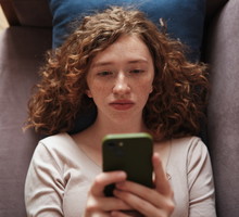 „Appstynencja” w 3 prostych krokrach. Jak oderwać się od telefonu i zacząć żyć offline? / Getty Images, MementoJpeg