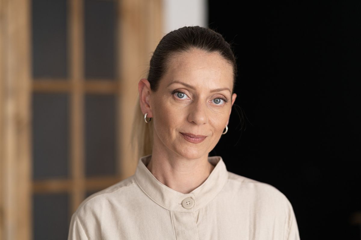 kobieta w mieszkaniu