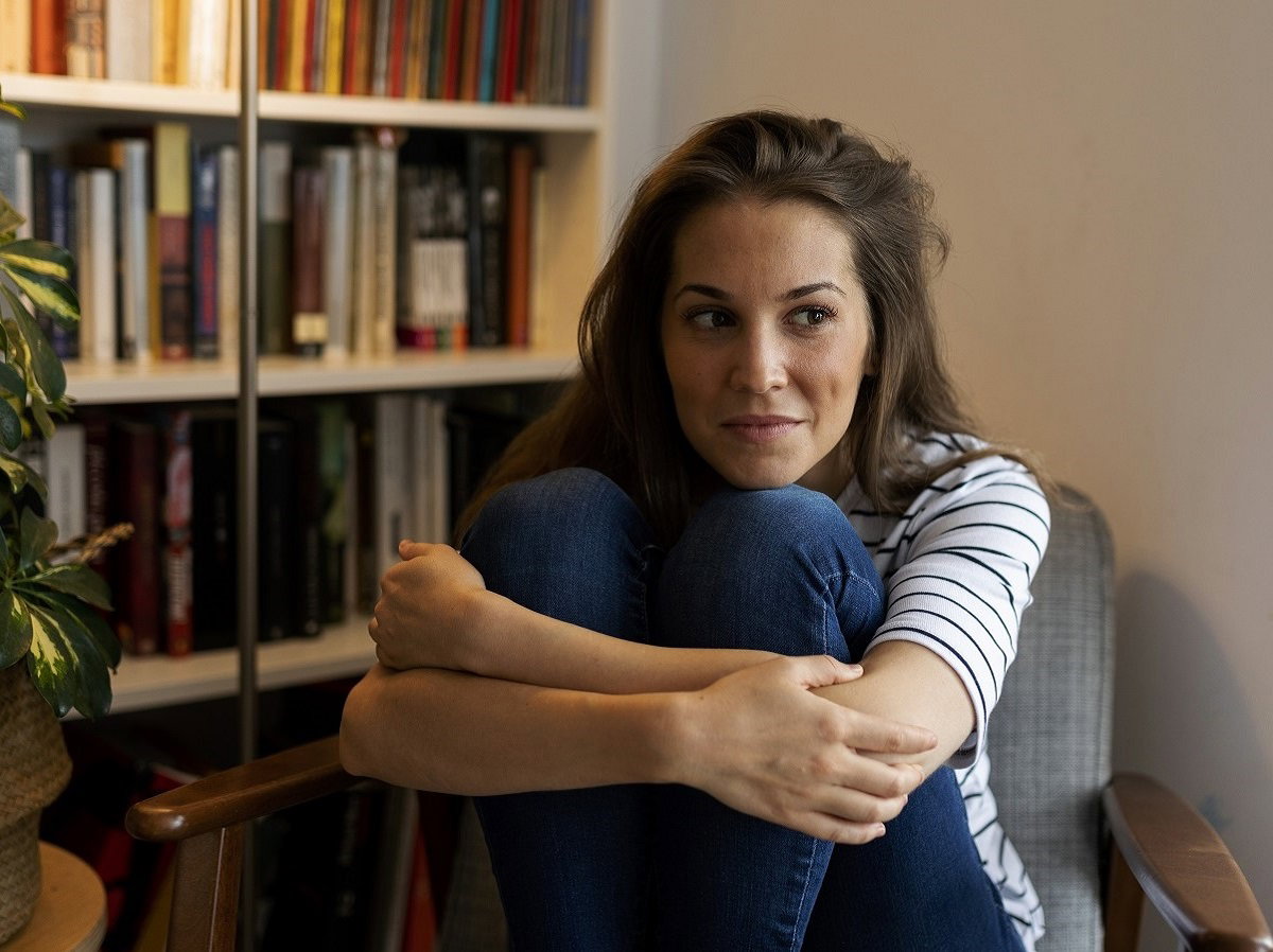 Kobieta na tle regału