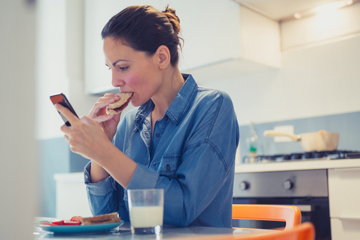 Jesz i patrzysz w telefon? Ten nawyk szkodzi ci bardziej, niż myślisz / Getty Images, NoSystem images