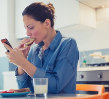 Jesz i patrzysz w telefon? Ten nawyk szkodzi ci bardziej, niż myślisz / Getty Images, NoSystem images