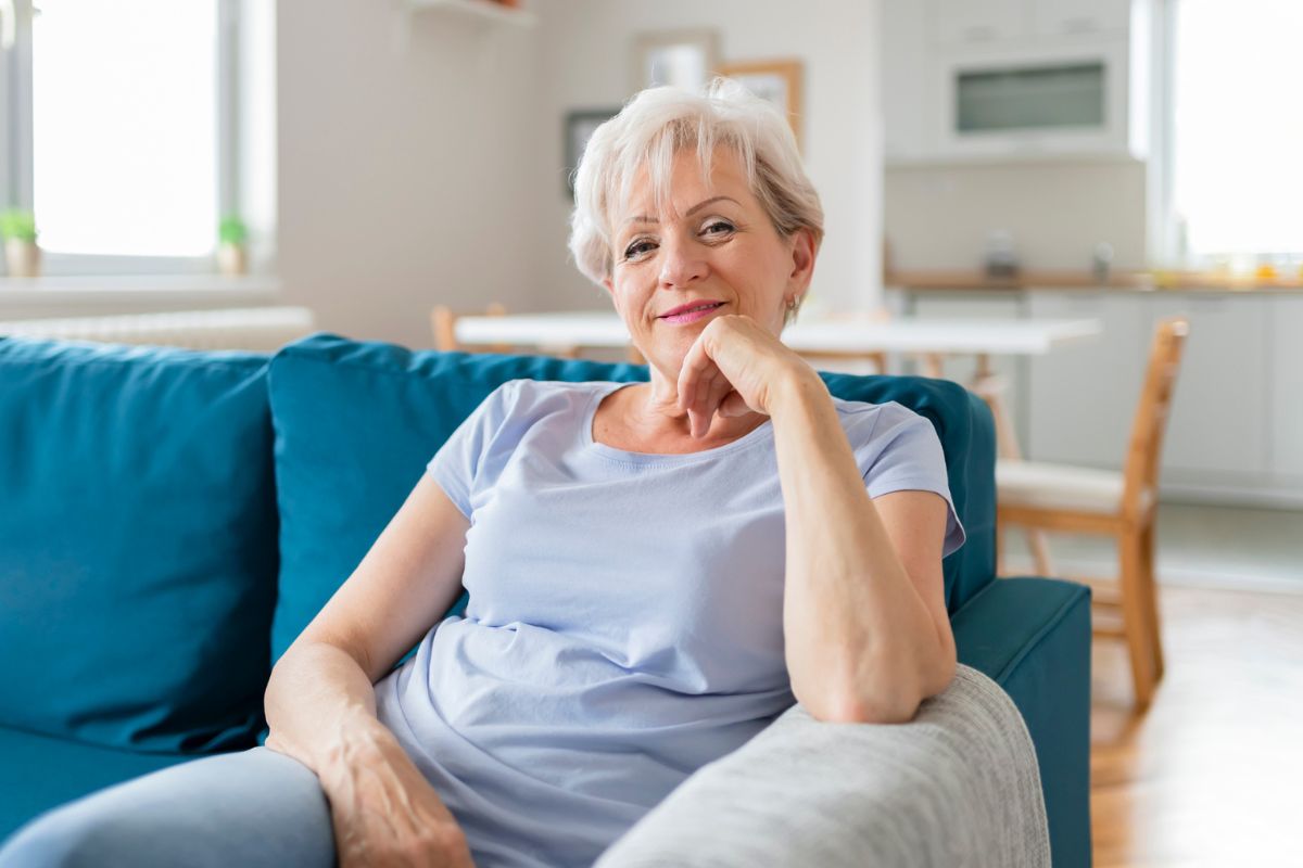 kobieta uśmiechnięta i zadowolona