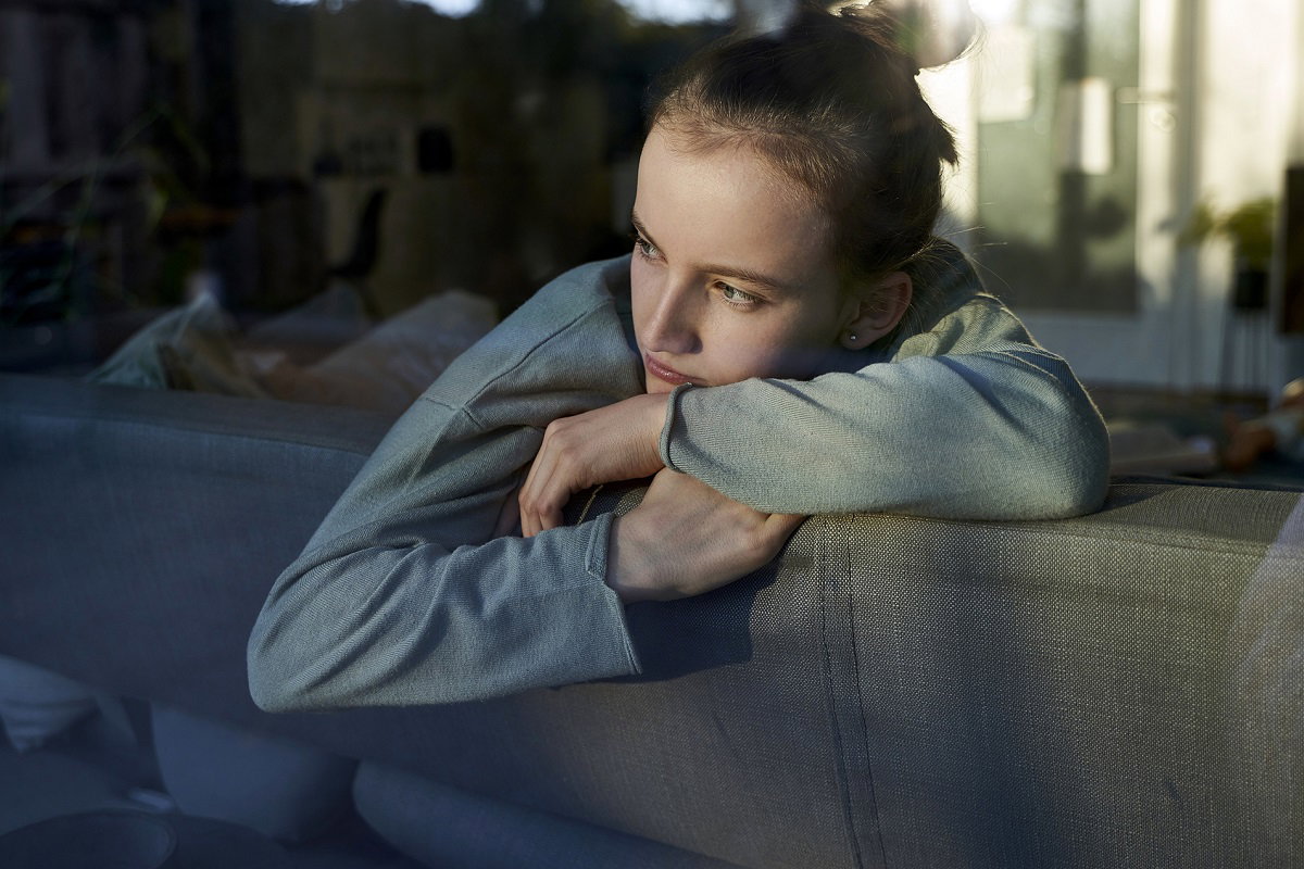 Pokolenie Z woli siedzieć w 4 ścianach. Bycie online kosztuje zetki więcej, niż myślisz / Getty Images, Westend61