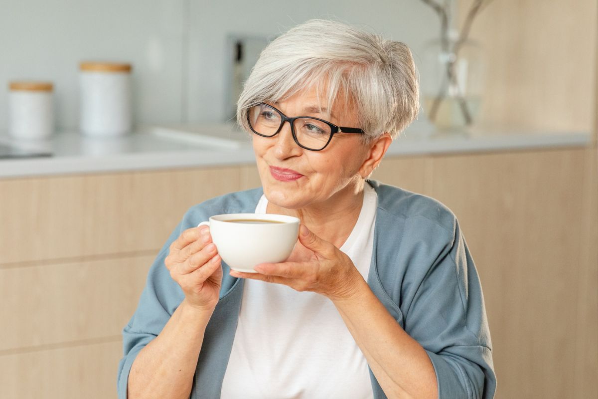 zniesmaczona kobieta 60+ w kuchni