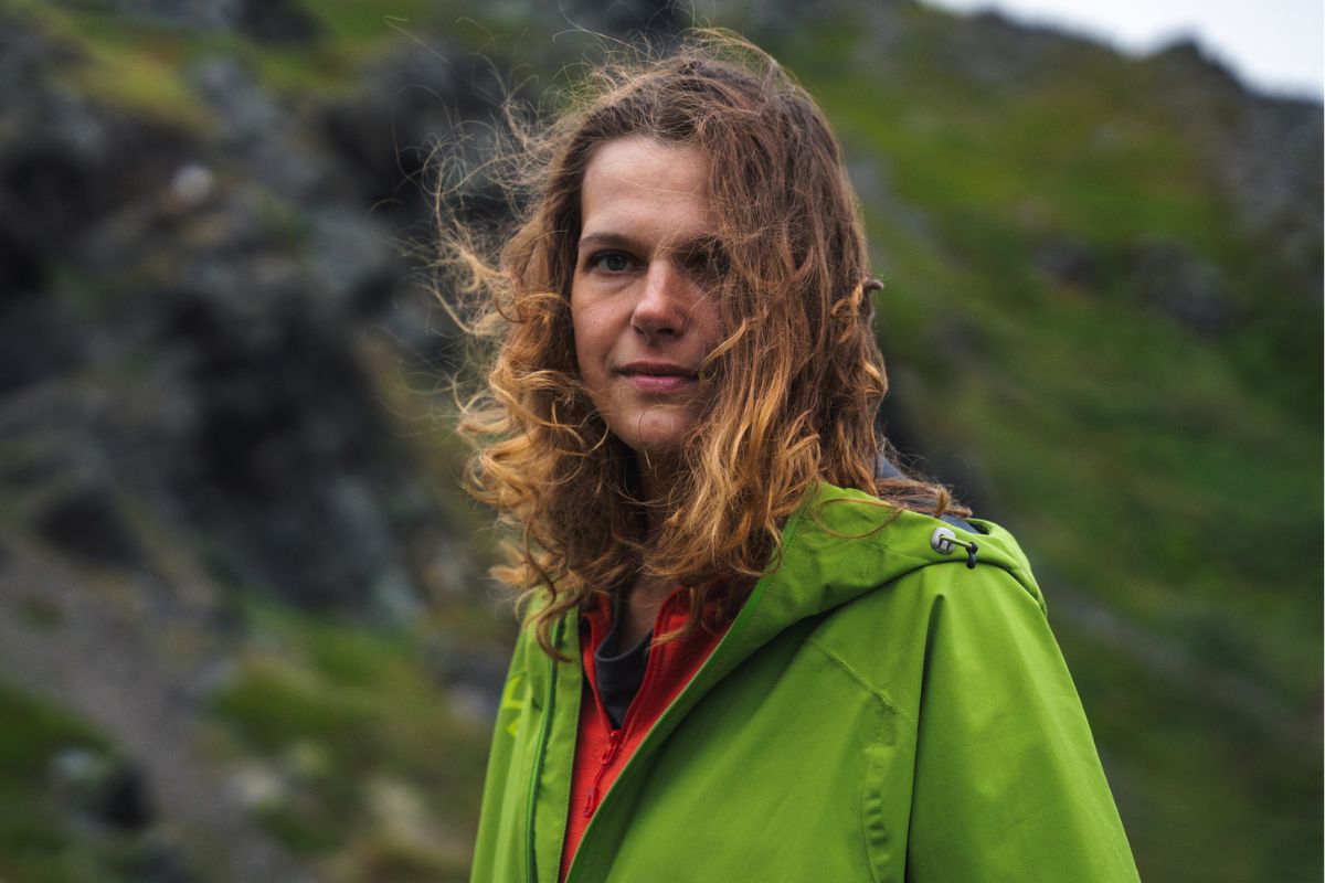 kobieta w zielonej kurtce