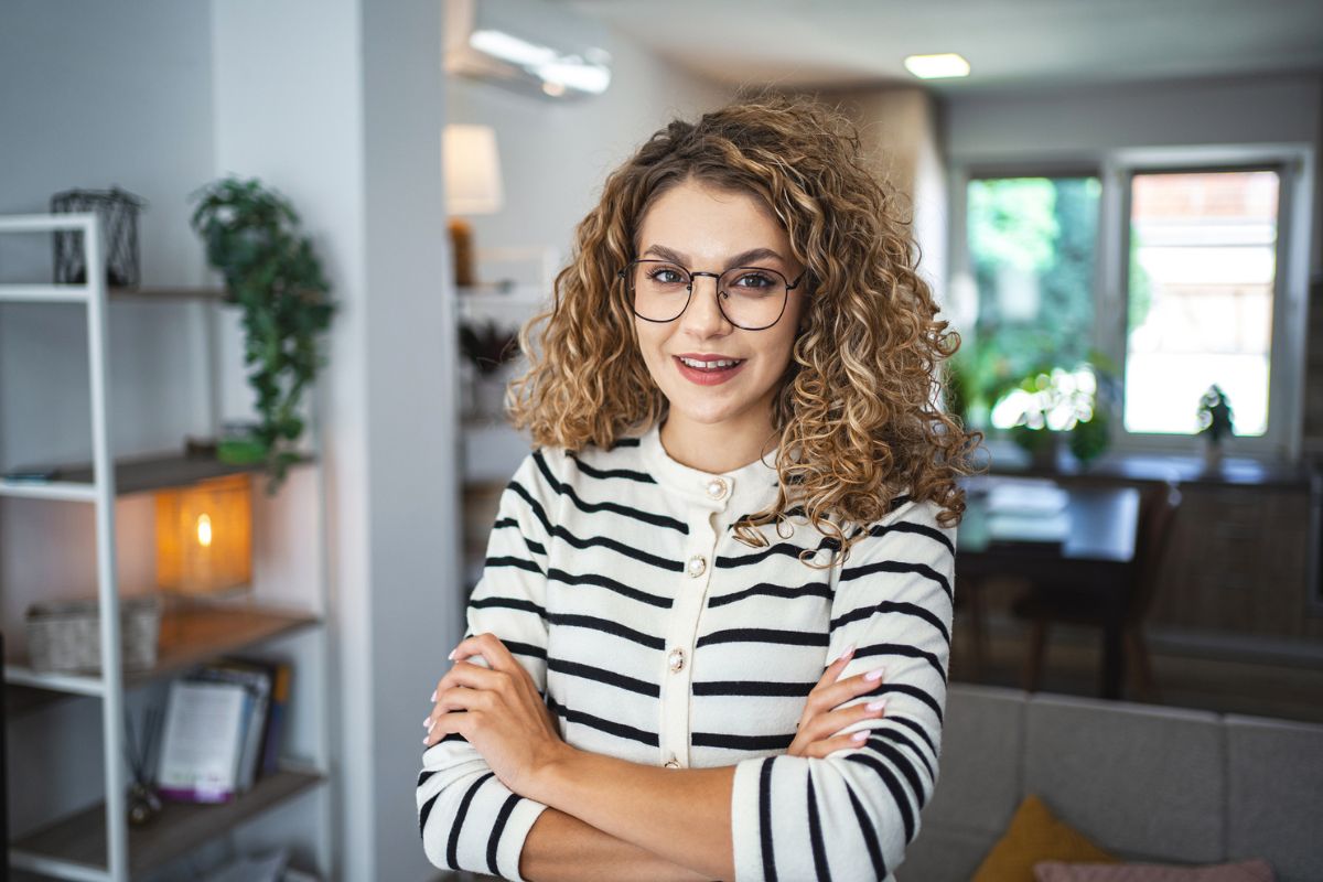 uśmiechnieta kobieta 20+