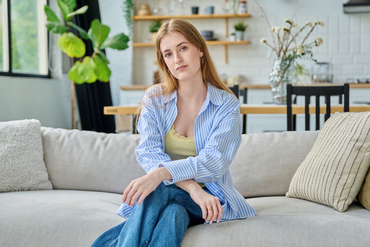 dziewczyna na kanapie