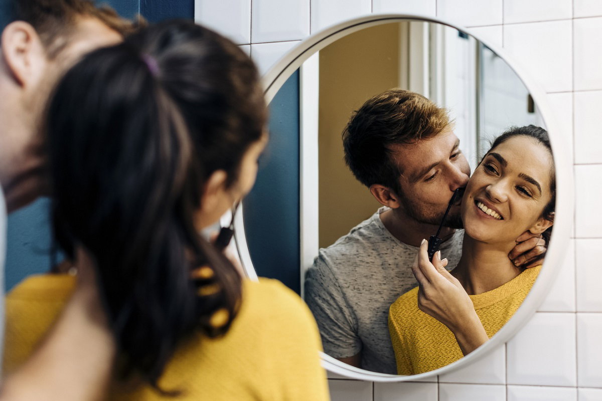 Lustrzane odbicie w związku. Czym jest mirroring i jak działa na relacje? / Getty Images, Westend61