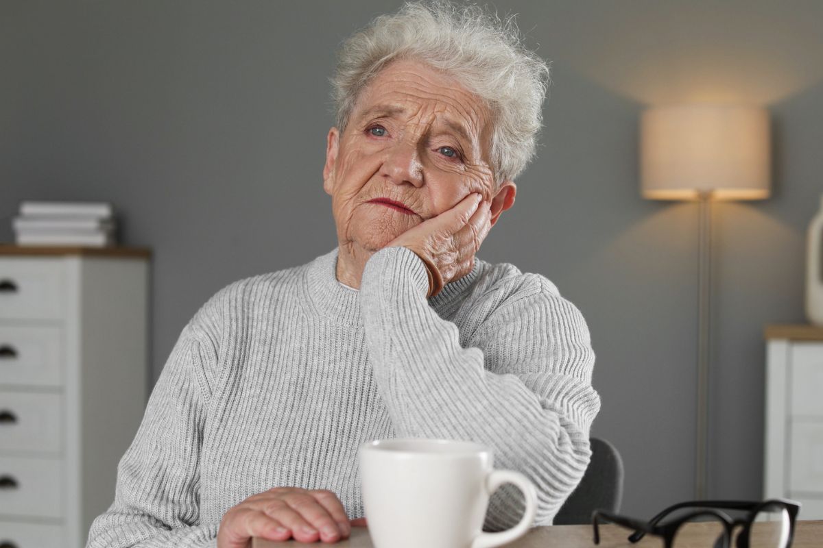 kobieta 70+ zamyślona i smutna