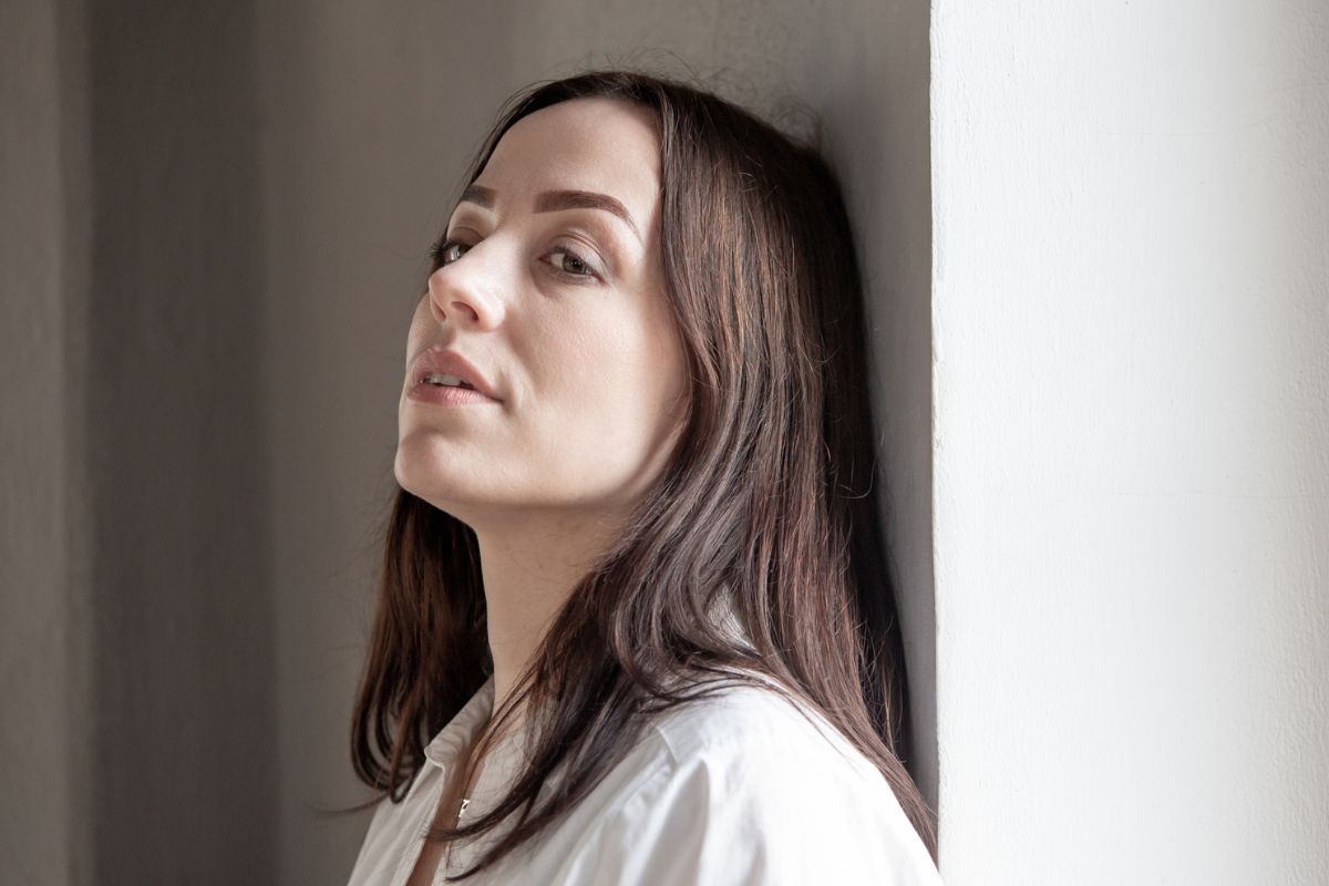 kobieta zamyślona i smutna