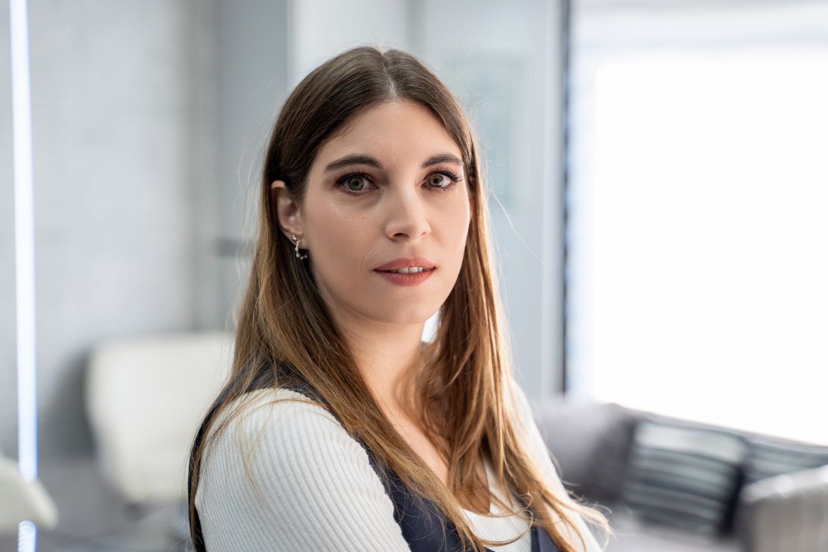 kobieta 30+ zamyślona i smutna