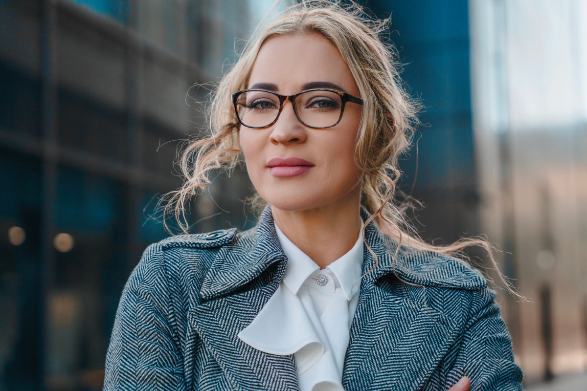 kobieta 30+ patrzy prosto w obiektyw aparatu