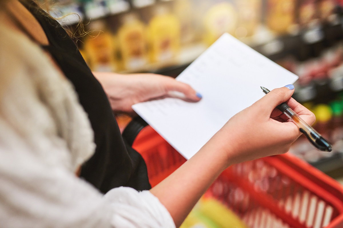 Pisanie listy zakupów to coś więcej niż nawyk. Ten kawałek papieru wiele mówi o tobie / Getty Images, Charday Penn
