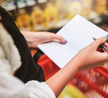 Pisanie listy zakupów to coś więcej niż nawyk. Ten kawałek papieru wiele mówi o tobie / Getty Images, Charday Penn