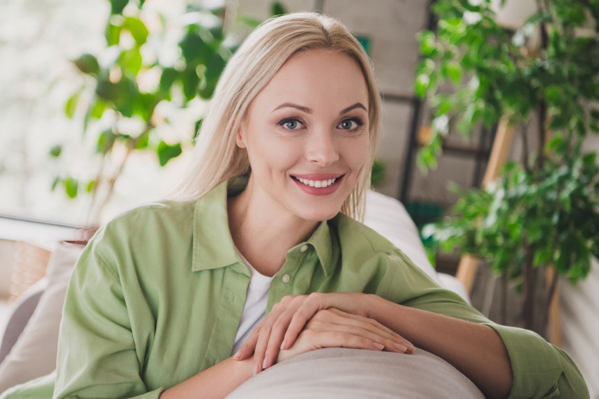 blondynka na tle kwiatów