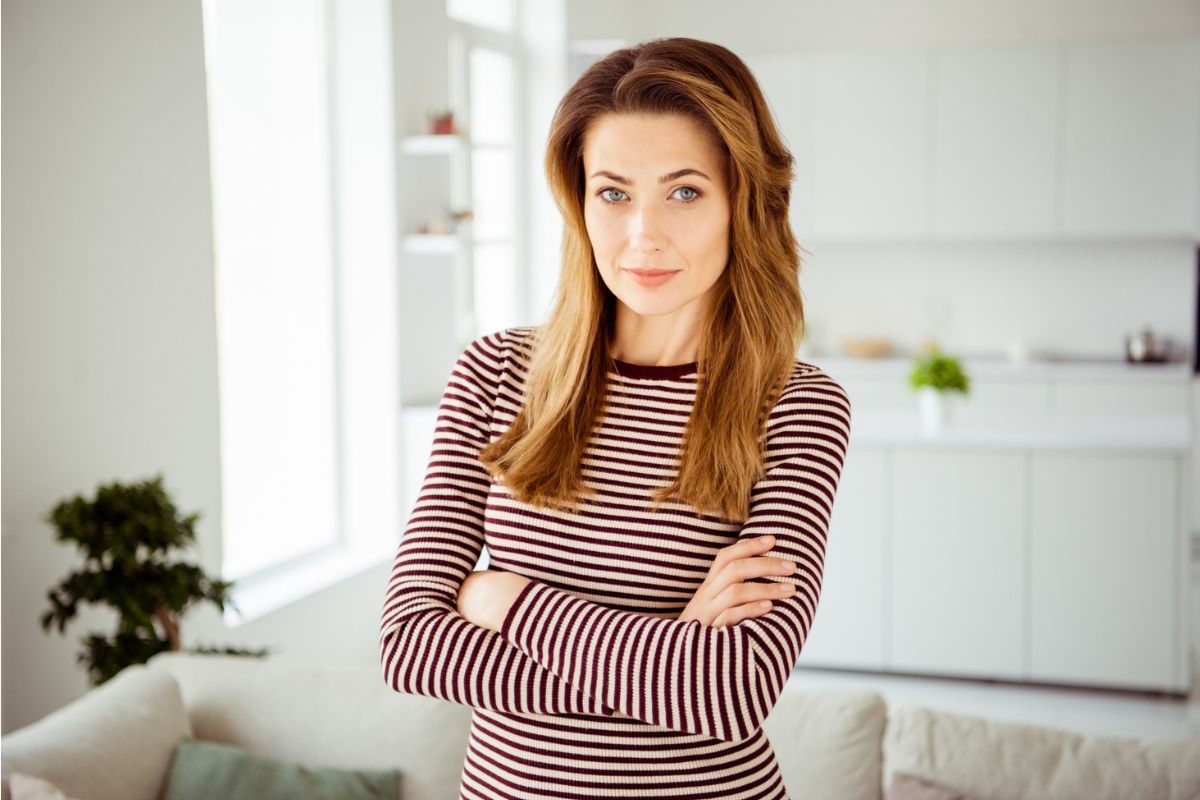 kobieta w bluzce w paski