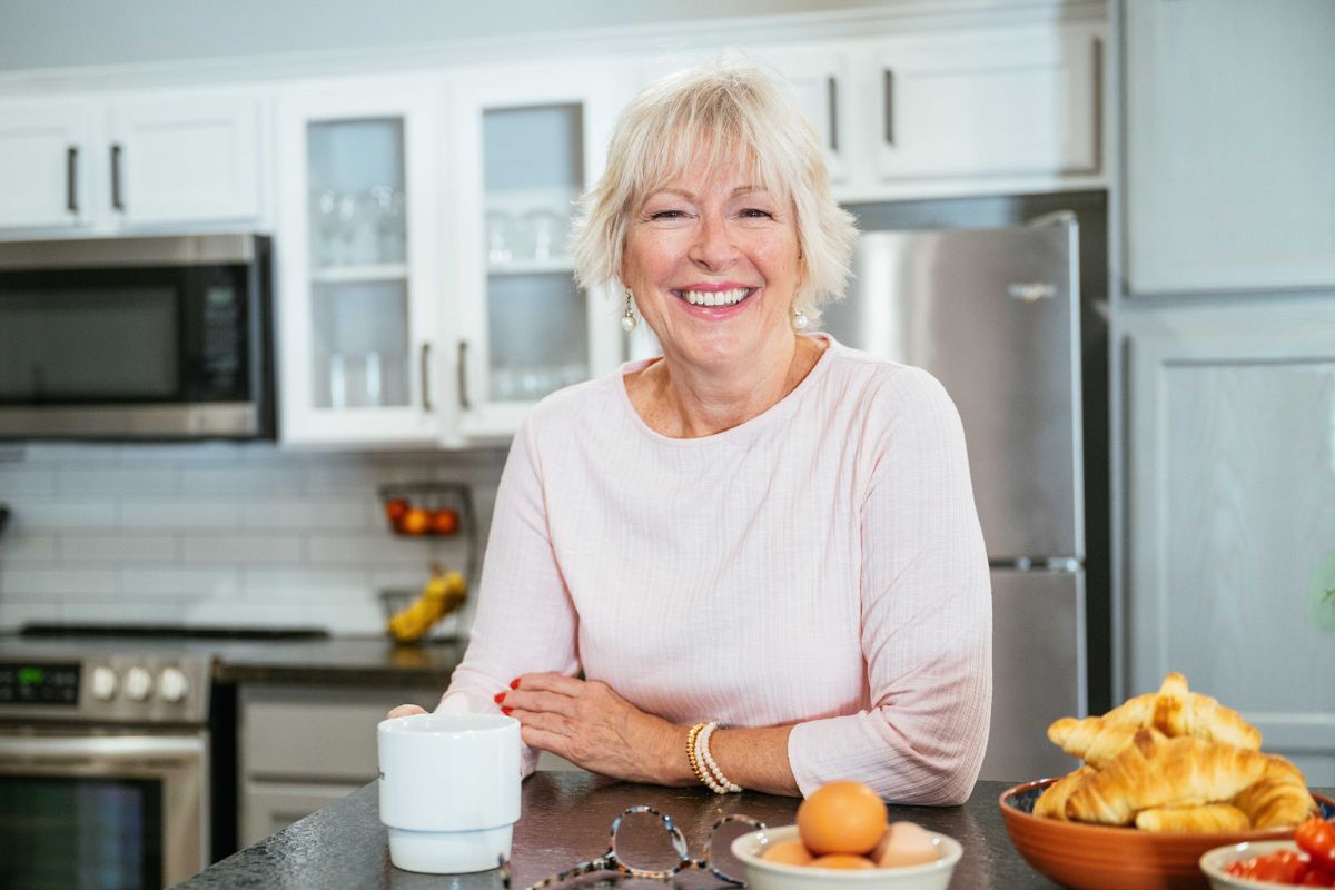 uśmiechnięta kobieta 60+