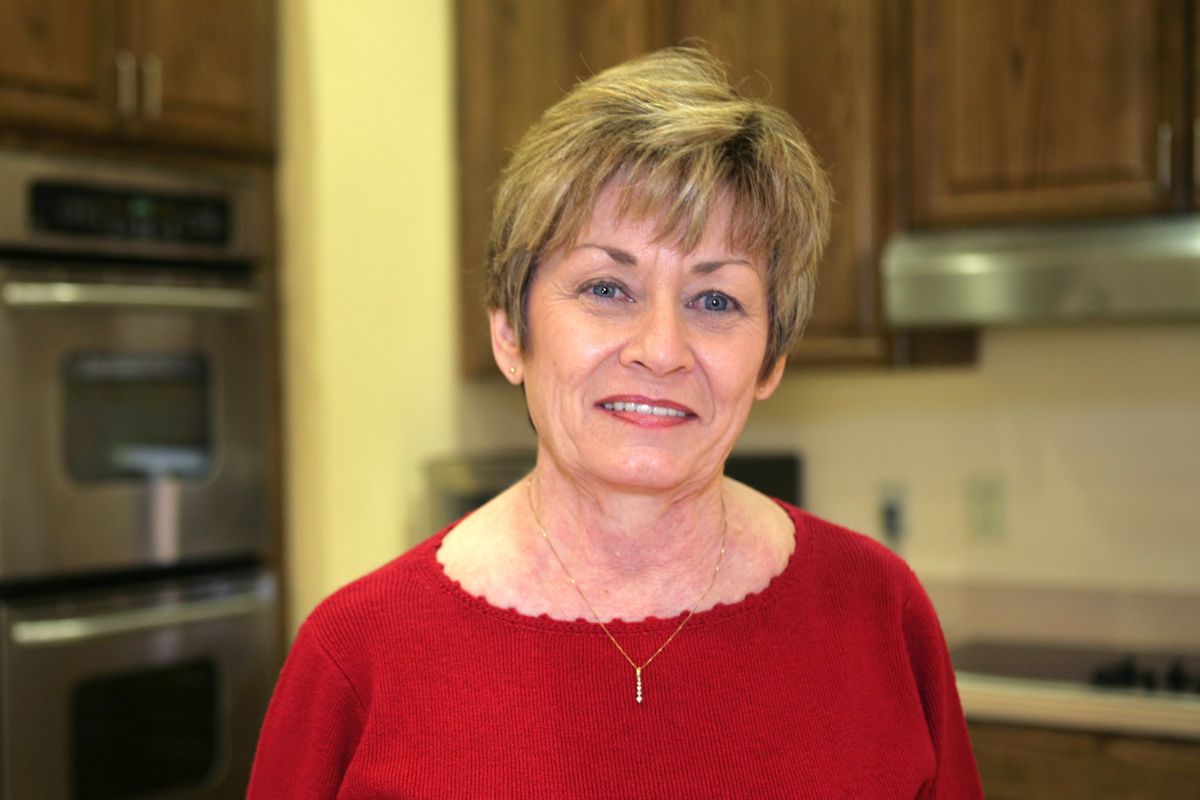 kobieta patrzy prosto w obiektyw aparatu