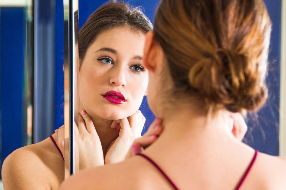 kobieta przed lustrem