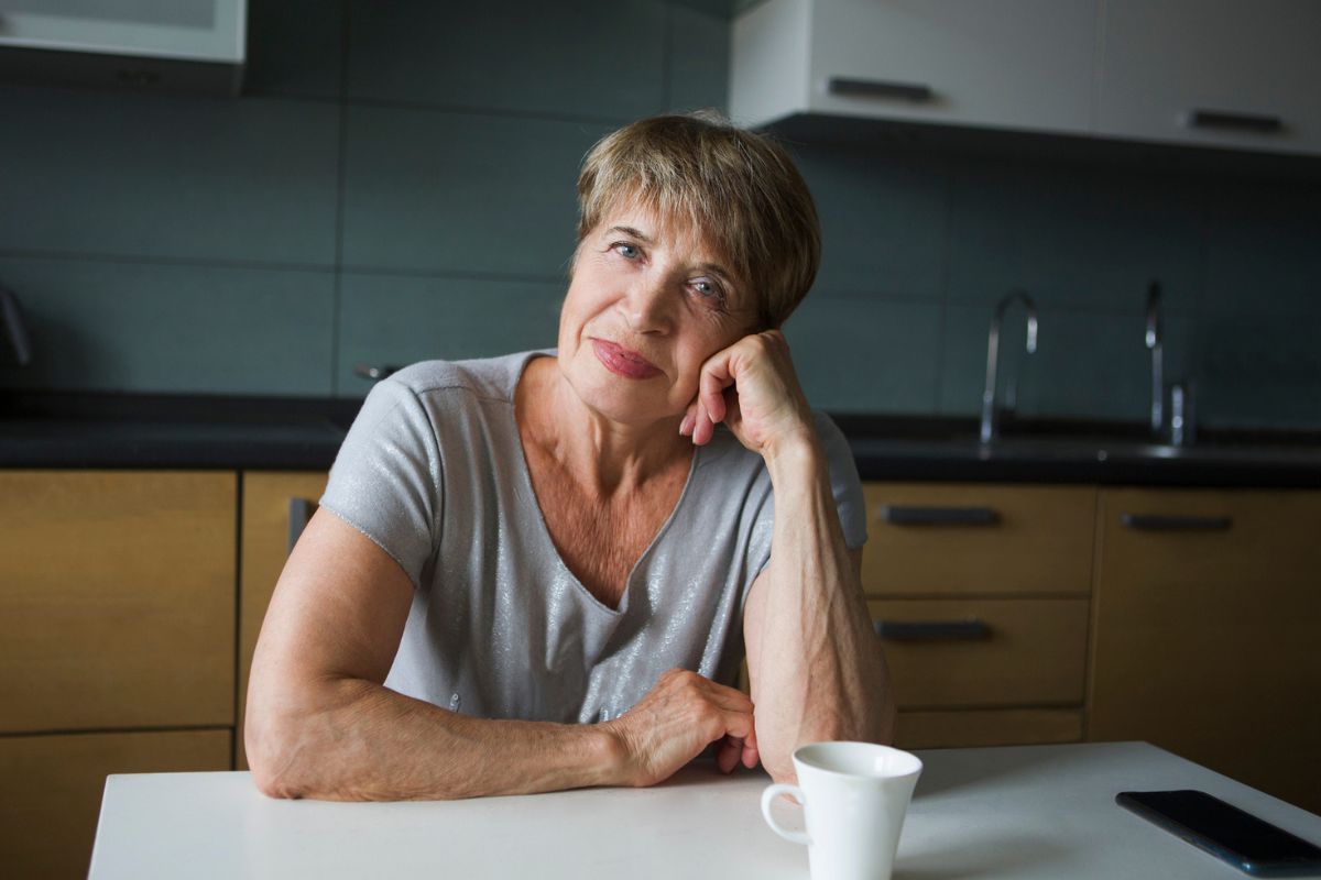 kobieta 60+ zamyślona i smutna